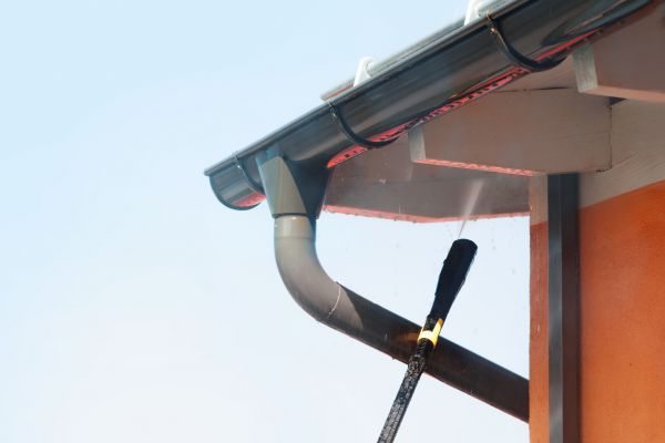 Eaves Power Washing in Sheboygan